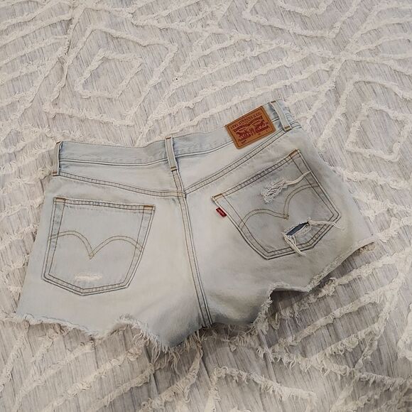 Light wash, button fly high waist Levi's jean shorts size 28! - Picture 7 of 13